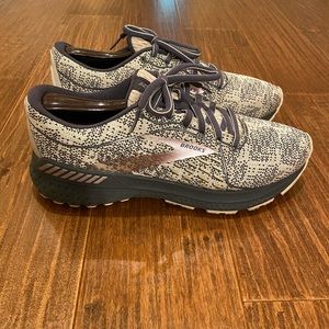 Women’s Brooks Adrenaline GTS 21 Size 8.5